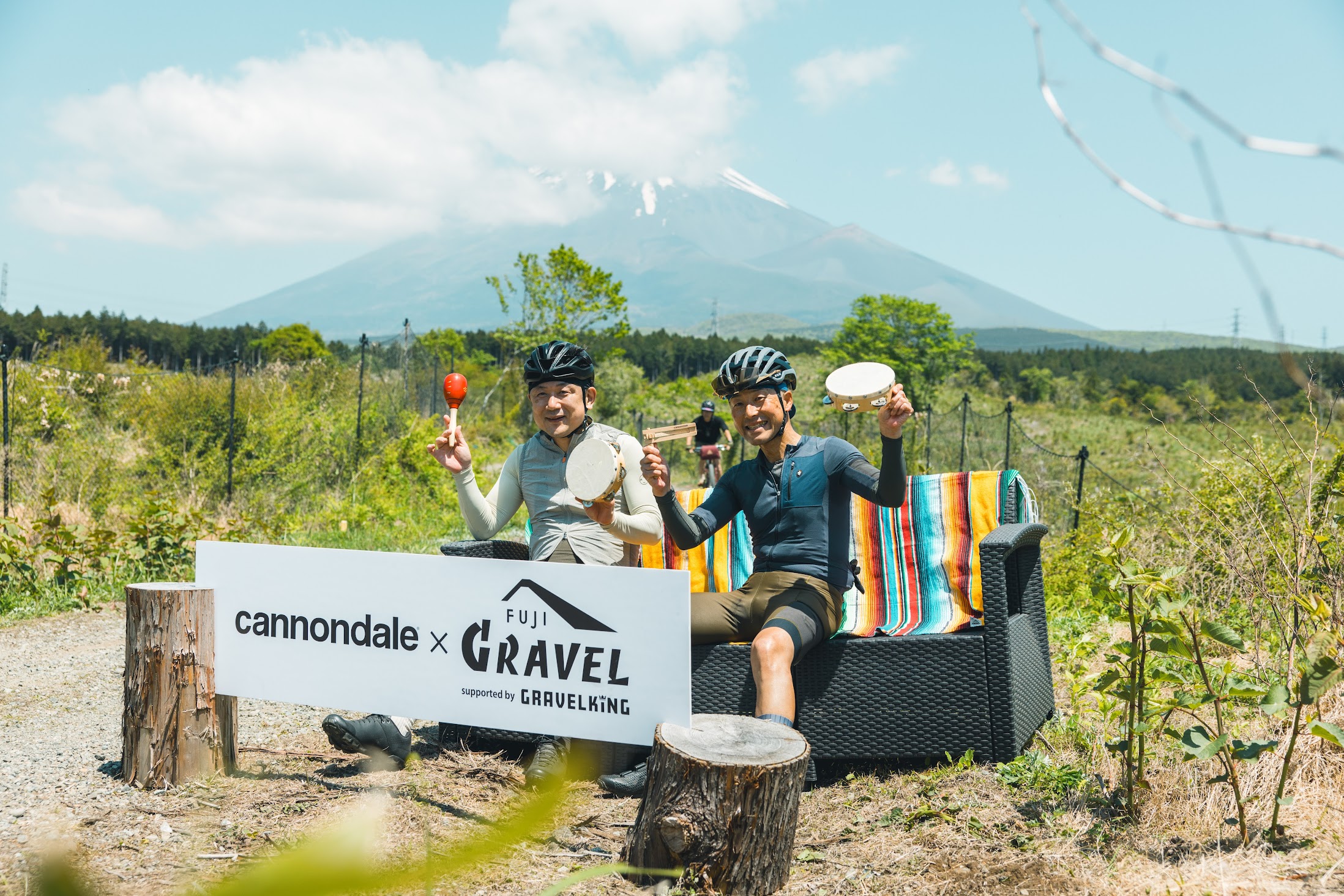 富士山を背にした「グラベルソファ」でひと休みするライダー