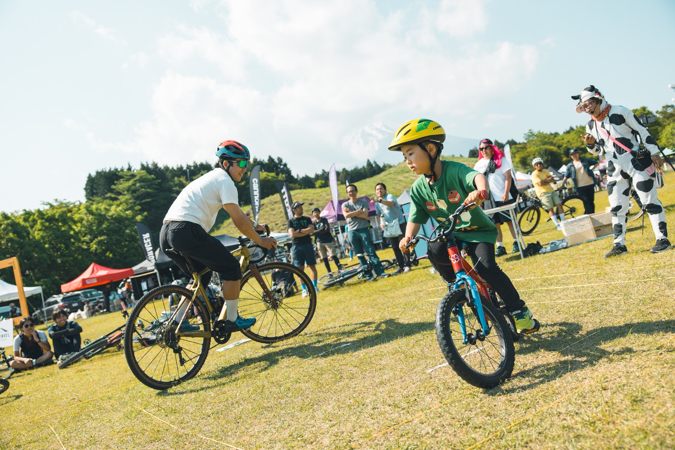 芝生の上で行われたバイク相撲。子どもから大人まで楽しめるアトラクション