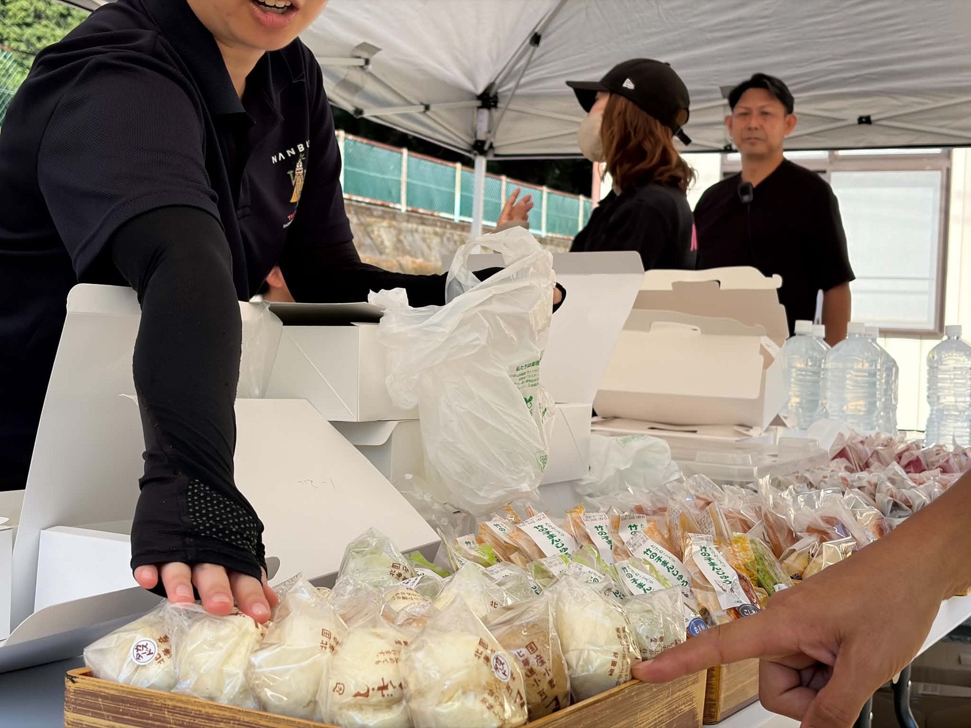 佐野清涼荘のエイドに並んだ南部商工会加盟店の和菓子・洋菓子